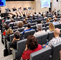 Salón de actos con personas